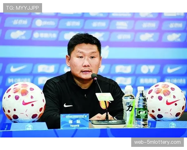 终场哨响，重庆铜梁龙球员相拥庆祝客场战胜卫冕冠军